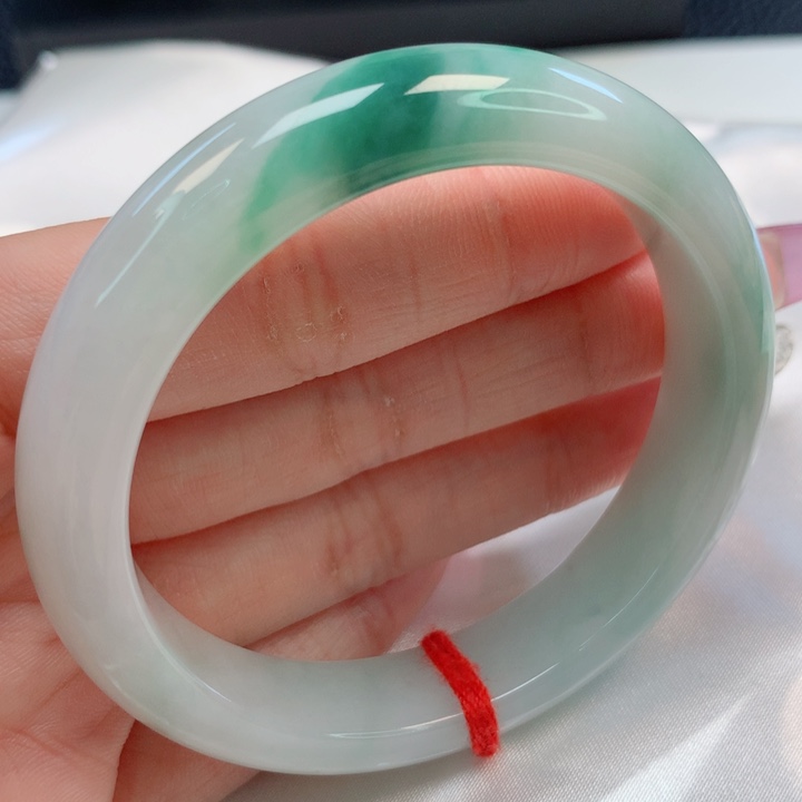 翡翠手镯未镶嵌54圈