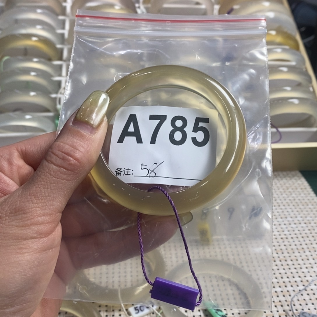 玛瑙/玉髓手镯未镶嵌负*