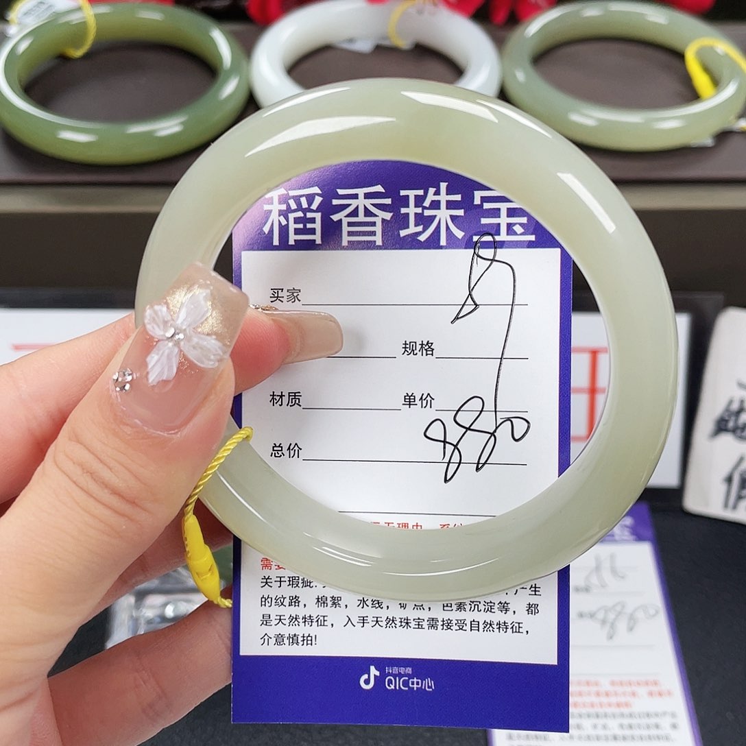 和田玉手镯未镶嵌