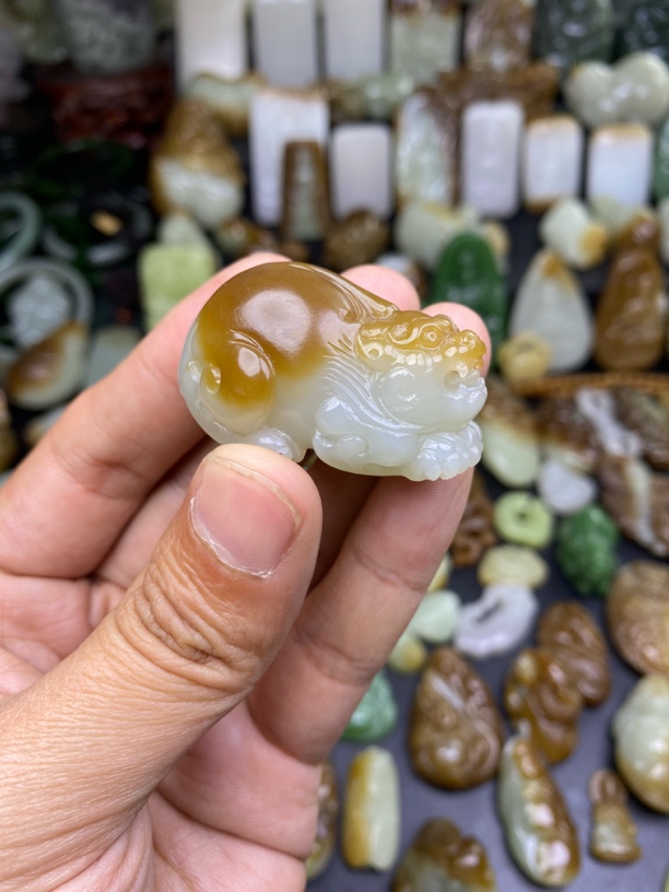天然新疆和田玉且末糖白貔貅吊坠