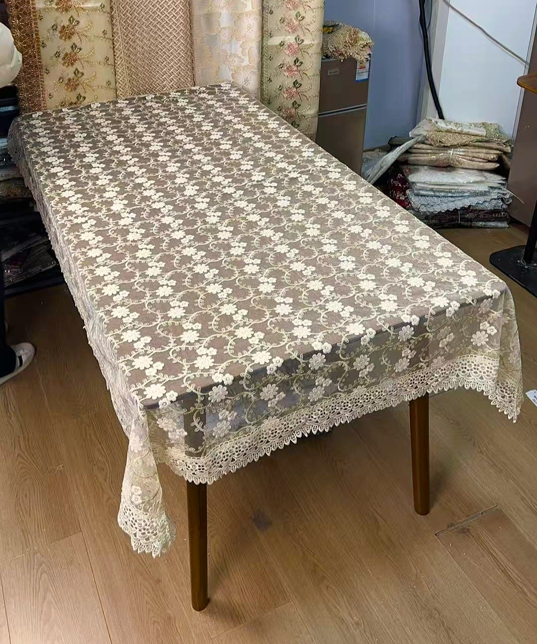 M97 牛奶丝香槟色小花 (130X180cm）餐桌布，茶几布，电视机75寸盖巾