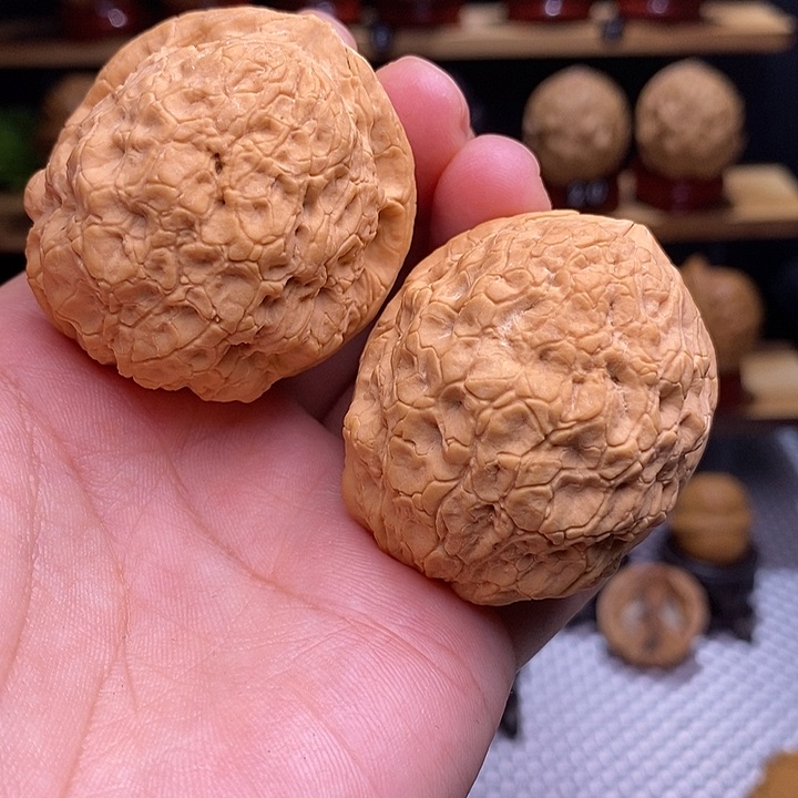 文玩核桃吊坠无彩金丝绣球2