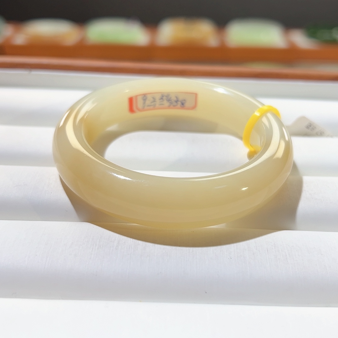 和田玉手镯未镶嵌糖白