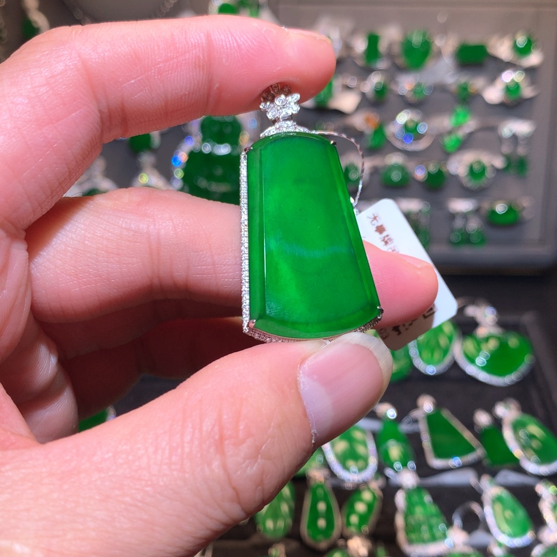 翡翠吊坠(不含链)18K金镶嵌天然翡翠
