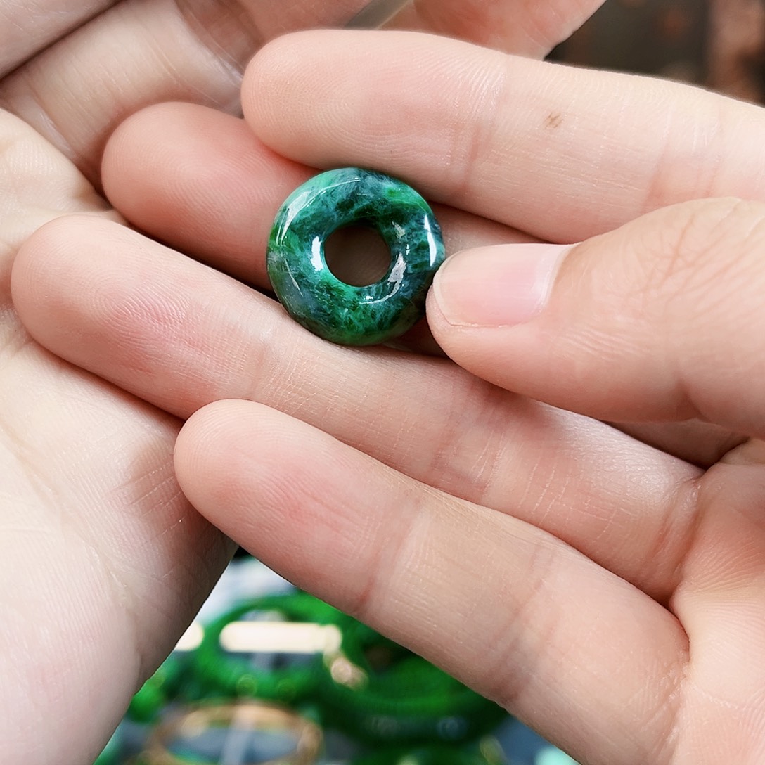翡翠颈饰未镶嵌吊坠多样性