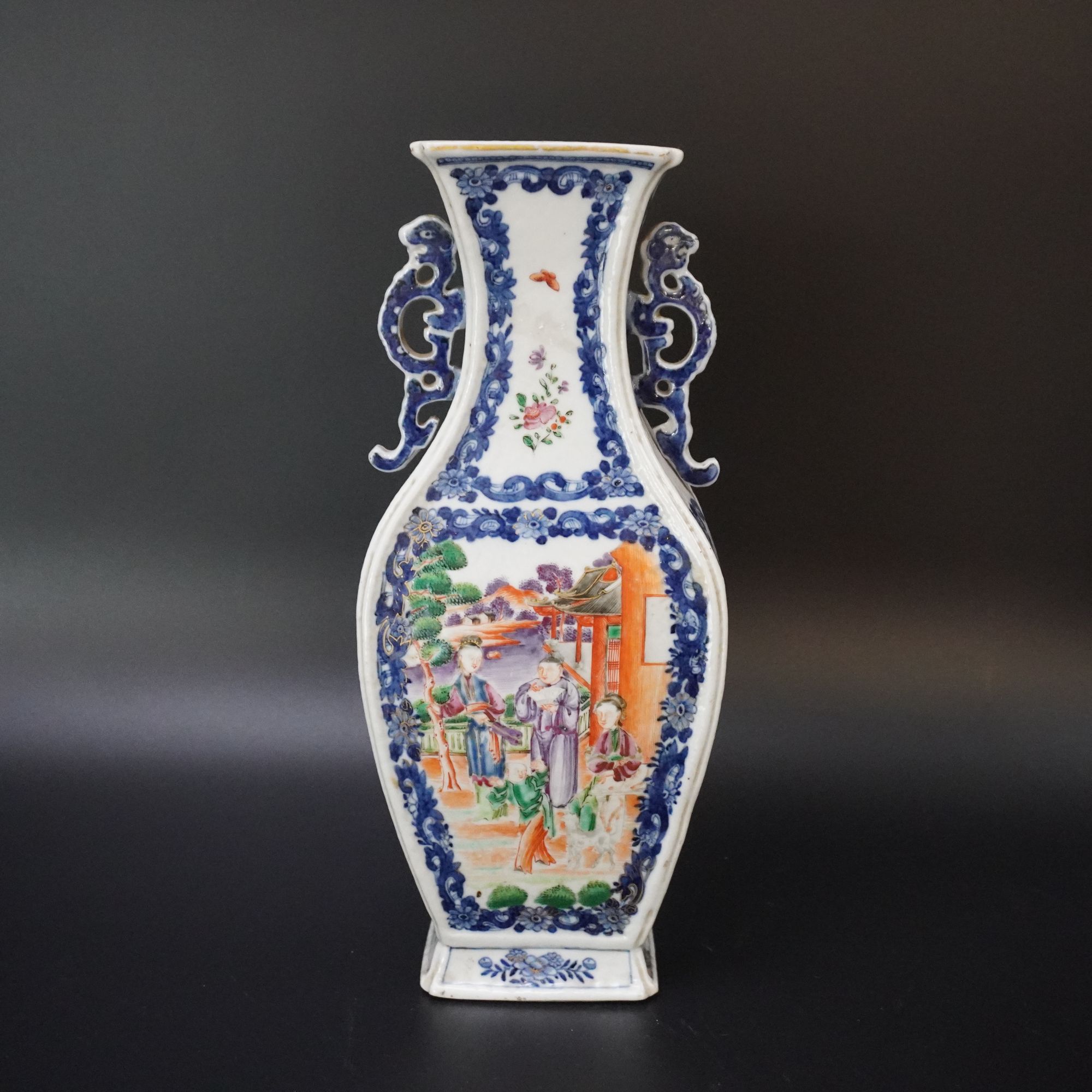 Lot25120908清乾隆广彩开窗人物故事四方瓶 高：约27.6cm