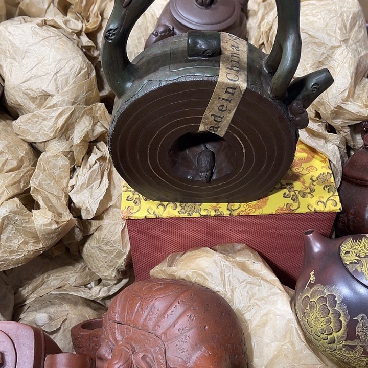 火***阳紫砂茶壶原矿泥料，手工制作的一把紫砂壶。