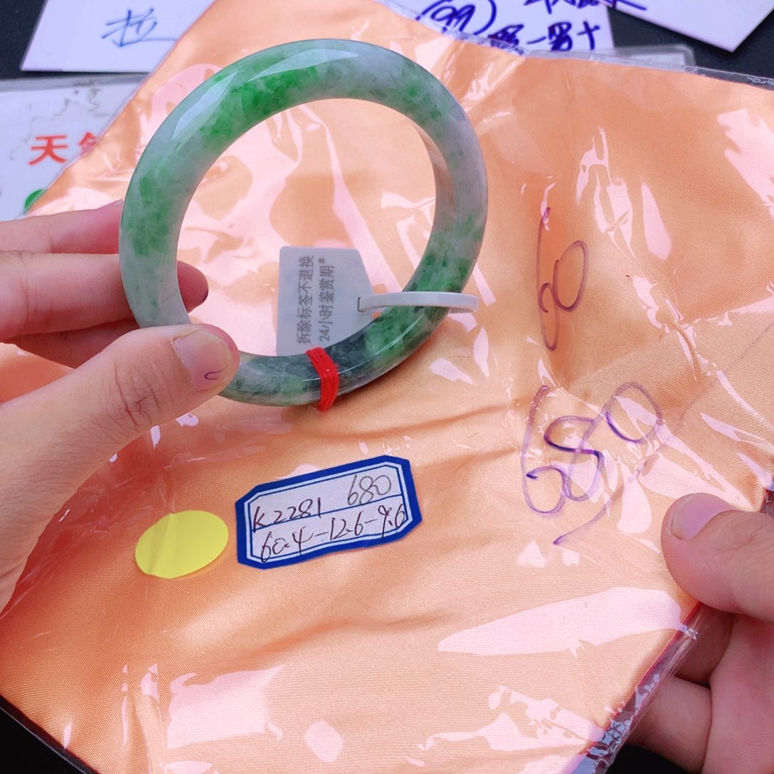 翡翠手镯未镶嵌我