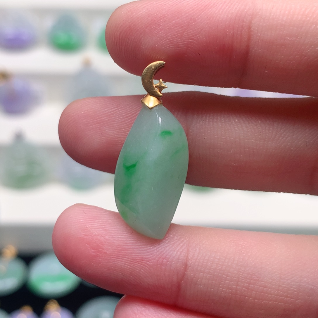 翡翠18K金镶嵌颈饰翡翠吊坠