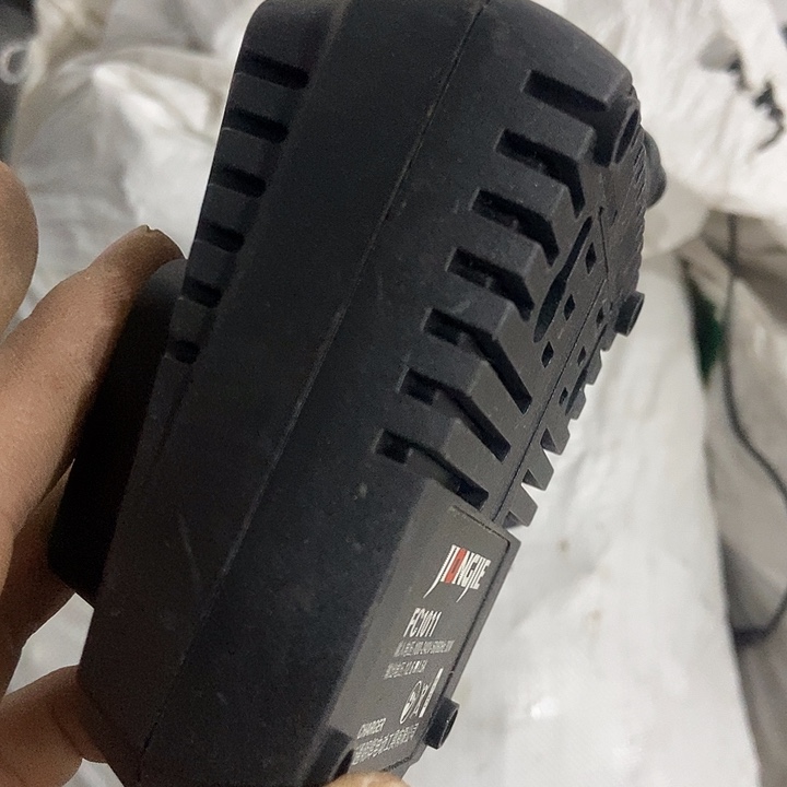 博士款充电器四个坏的