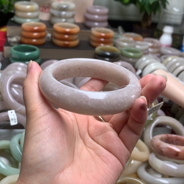 用***5石英质玉未镶嵌手镯