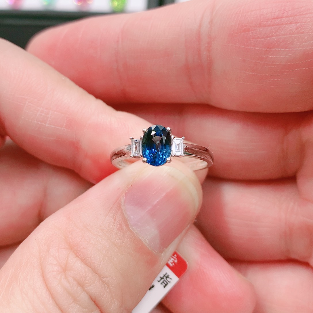 蓝宝石戒指18K金镶嵌