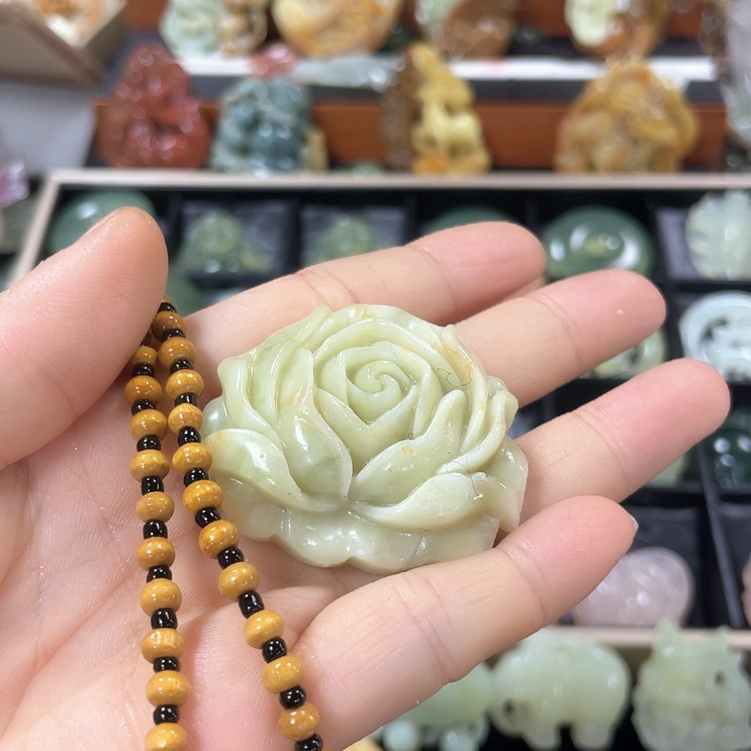 蛇纹石玉颈饰未镶嵌