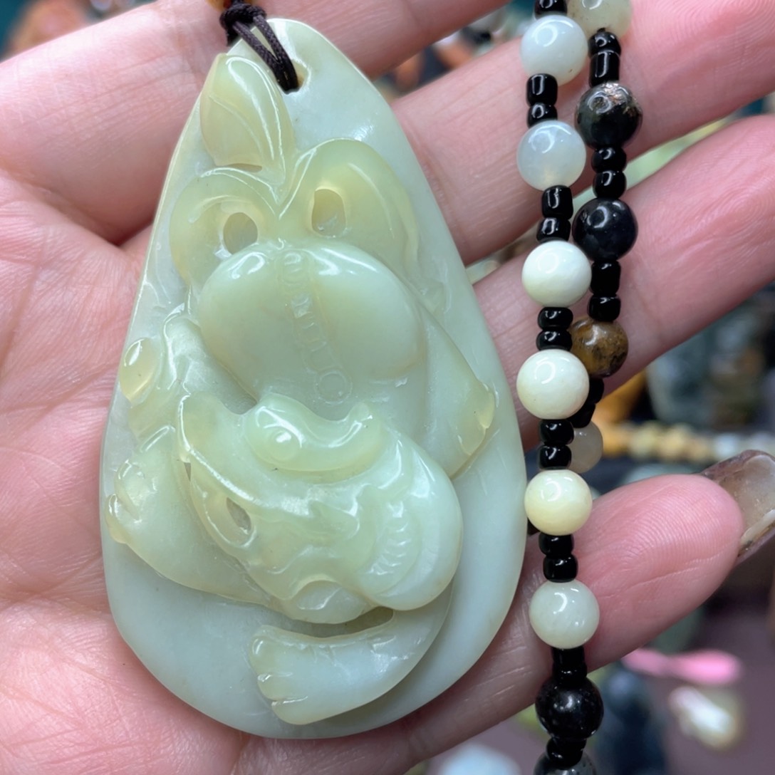 蛇纹石玉颈饰未镶嵌