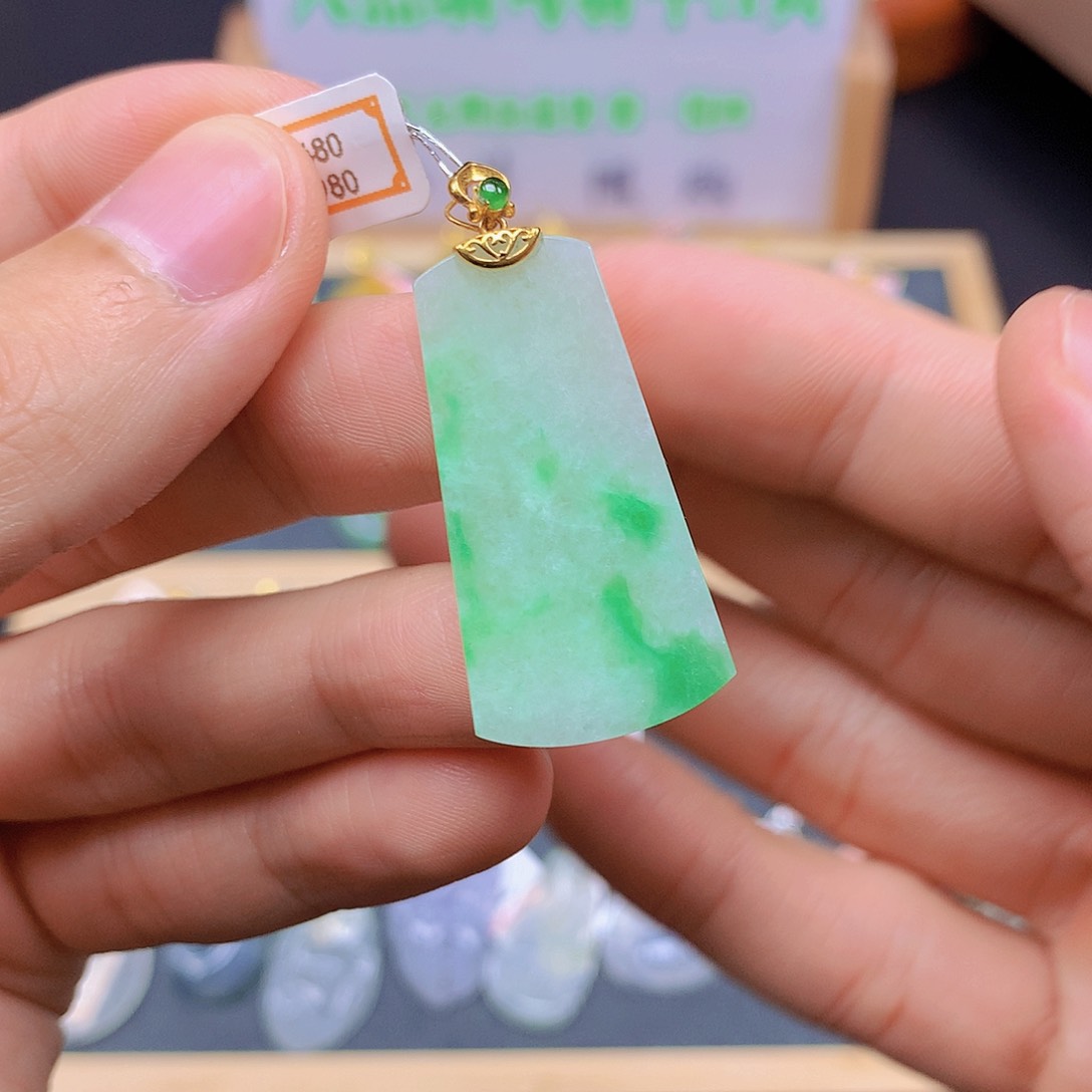 翡翠18K金镶嵌颈饰翡翠