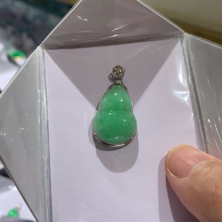 翡翠颈饰18K金镶嵌翡翠吊坠