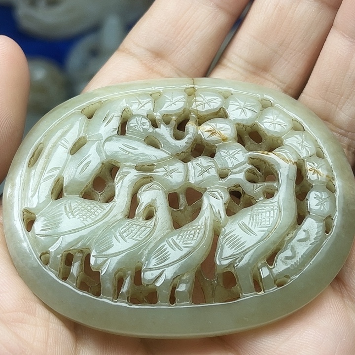 颈饰未镶嵌和田玉（青白玉）