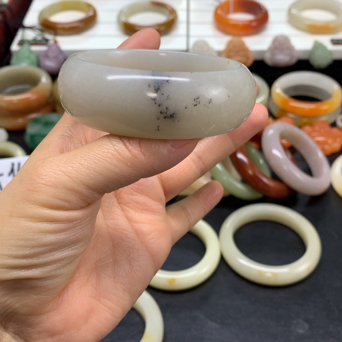 石英质玉手镯未镶嵌