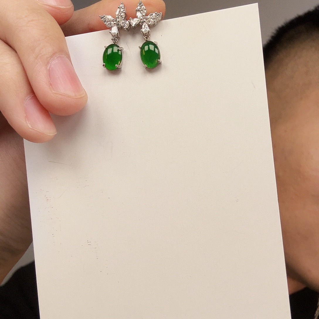 翡翠未镶嵌颈饰一对