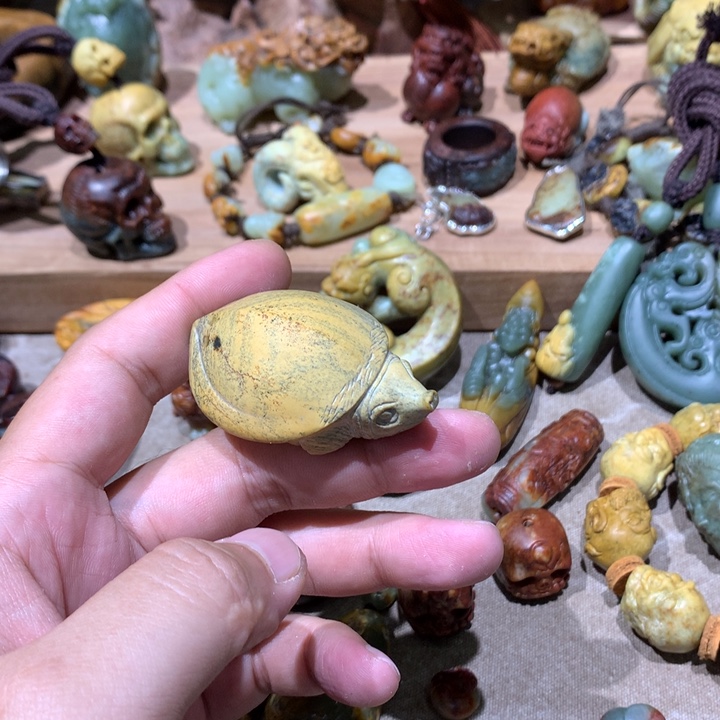 未镶嵌岫岩河磨玉（透闪石质玉）把件