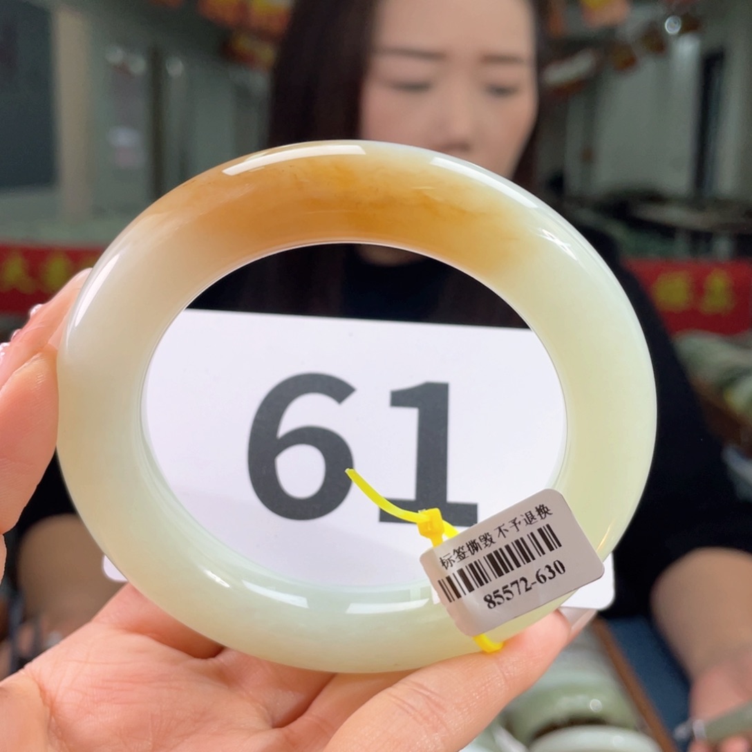 和田玉手镯未镶嵌微瑕