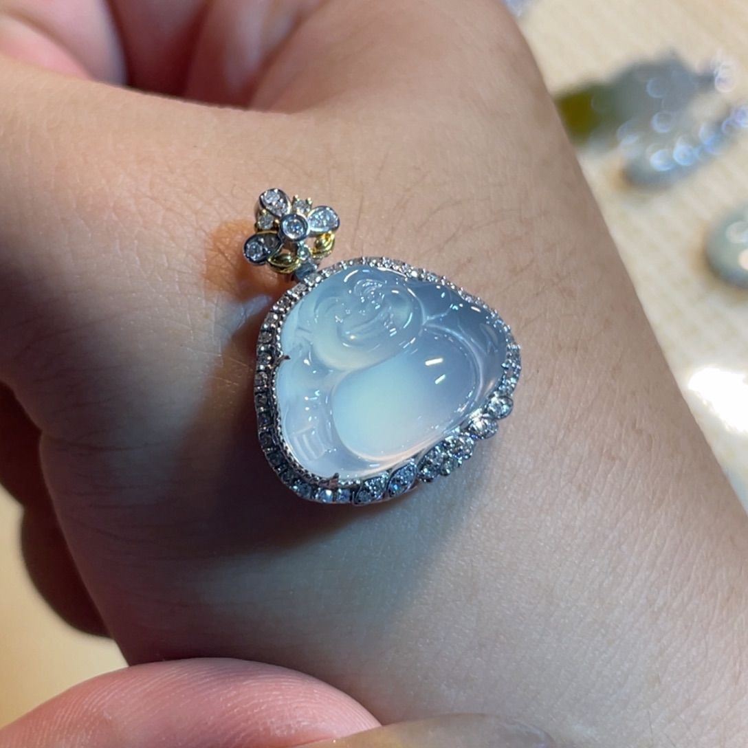 翡翠18K金镶嵌颈饰佛公