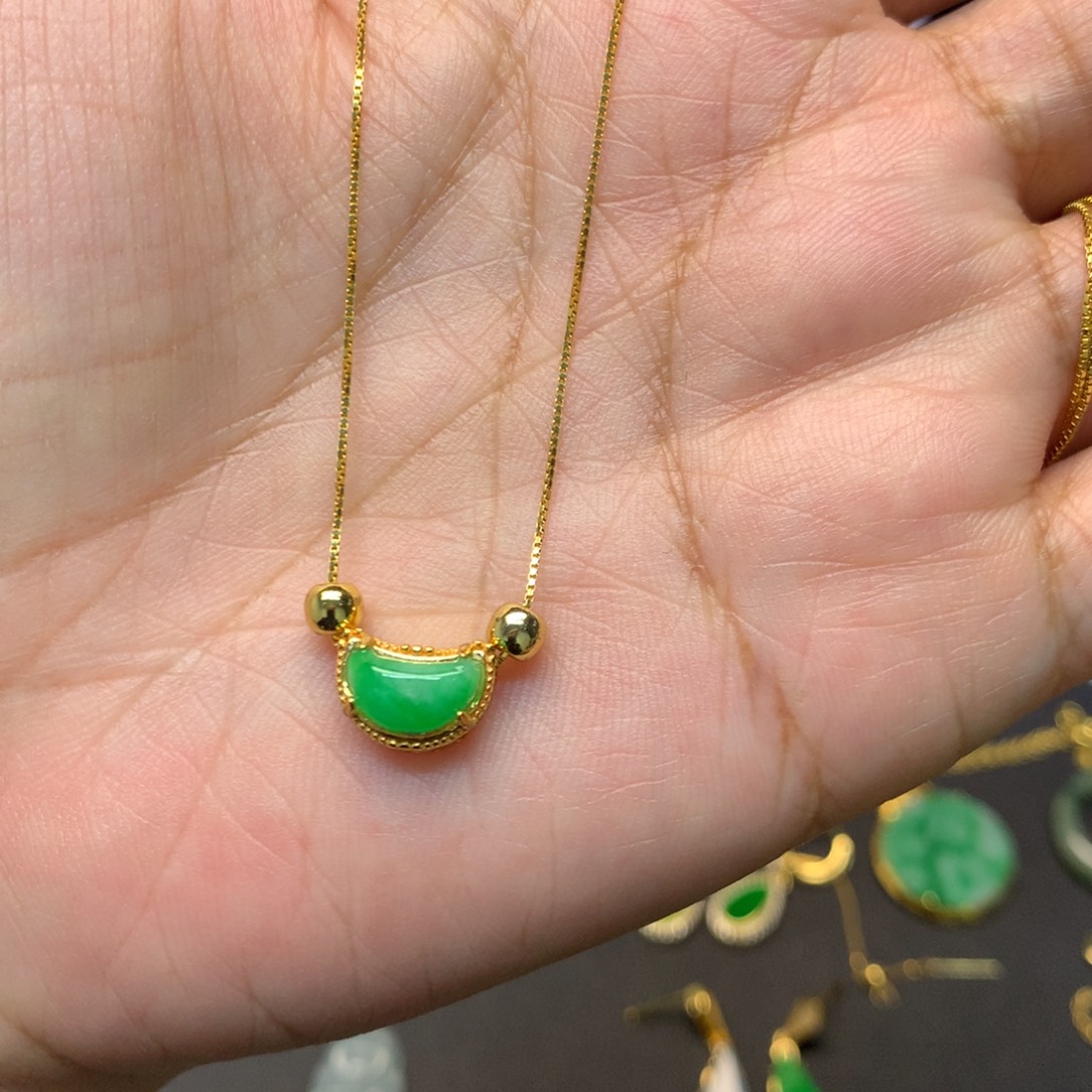 翡翠未镶嵌颈饰有纹