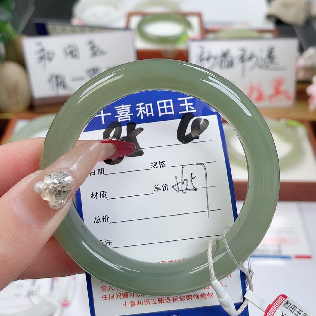 和田玉手镯未镶嵌