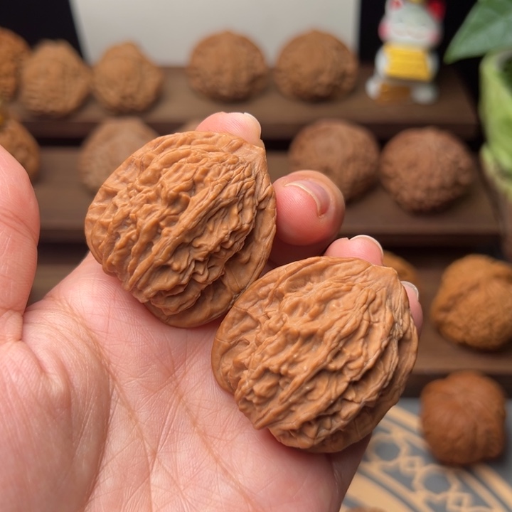 文玩核桃吊坠虎头