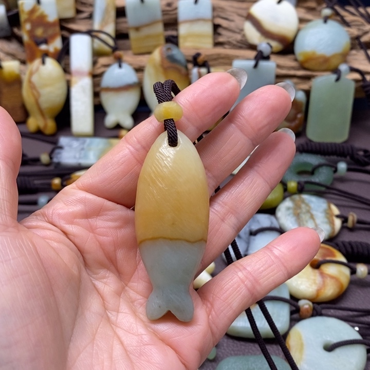 泡***薇蛇纹石玉未镶嵌颈饰