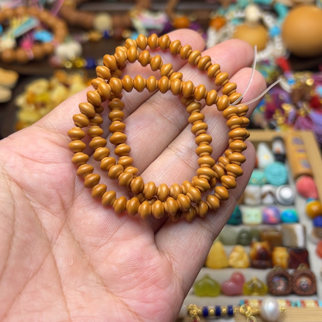 橄榄核吊坠一条。     