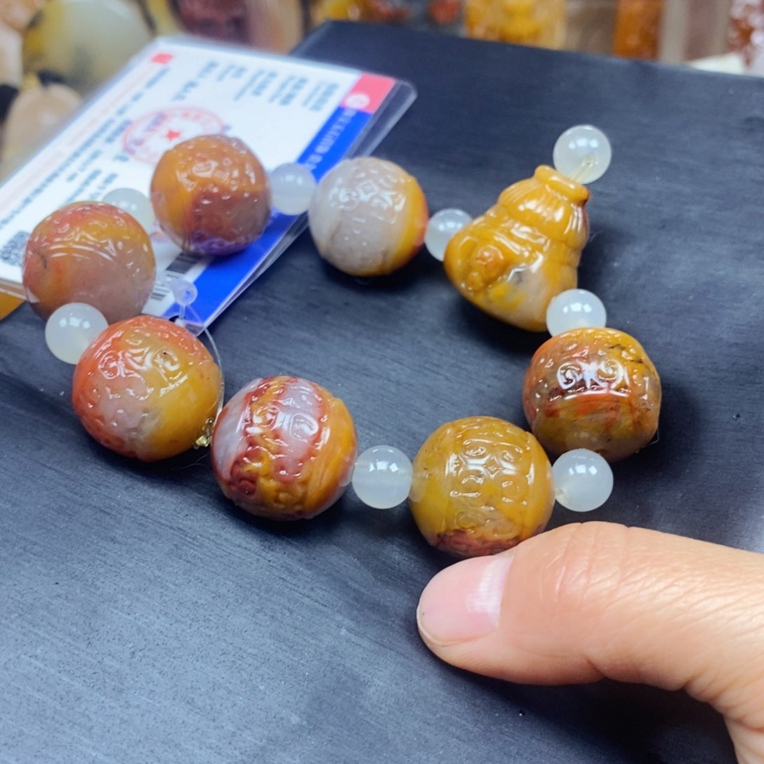 石英质玉（黄龙玉）颈饰未镶嵌