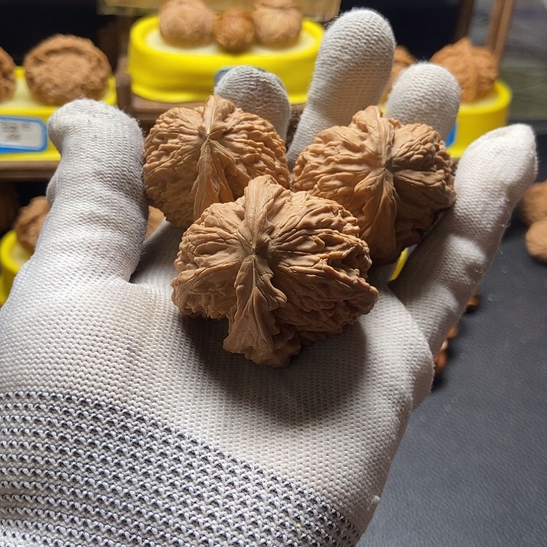 *****文玩核桃吊坠白狮子角