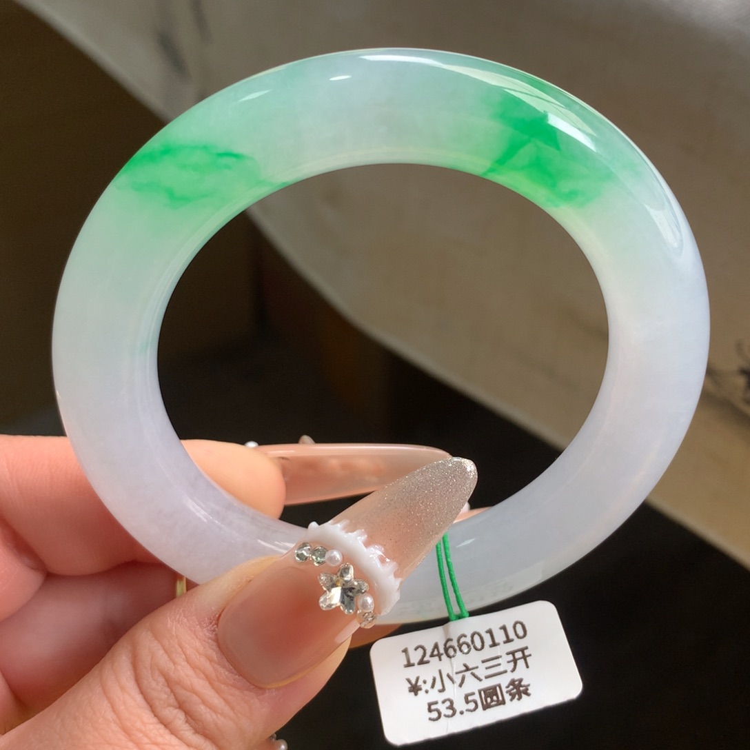 翡翠手镯未镶嵌冰飘阳绿圆条手镯（小六三开现询）