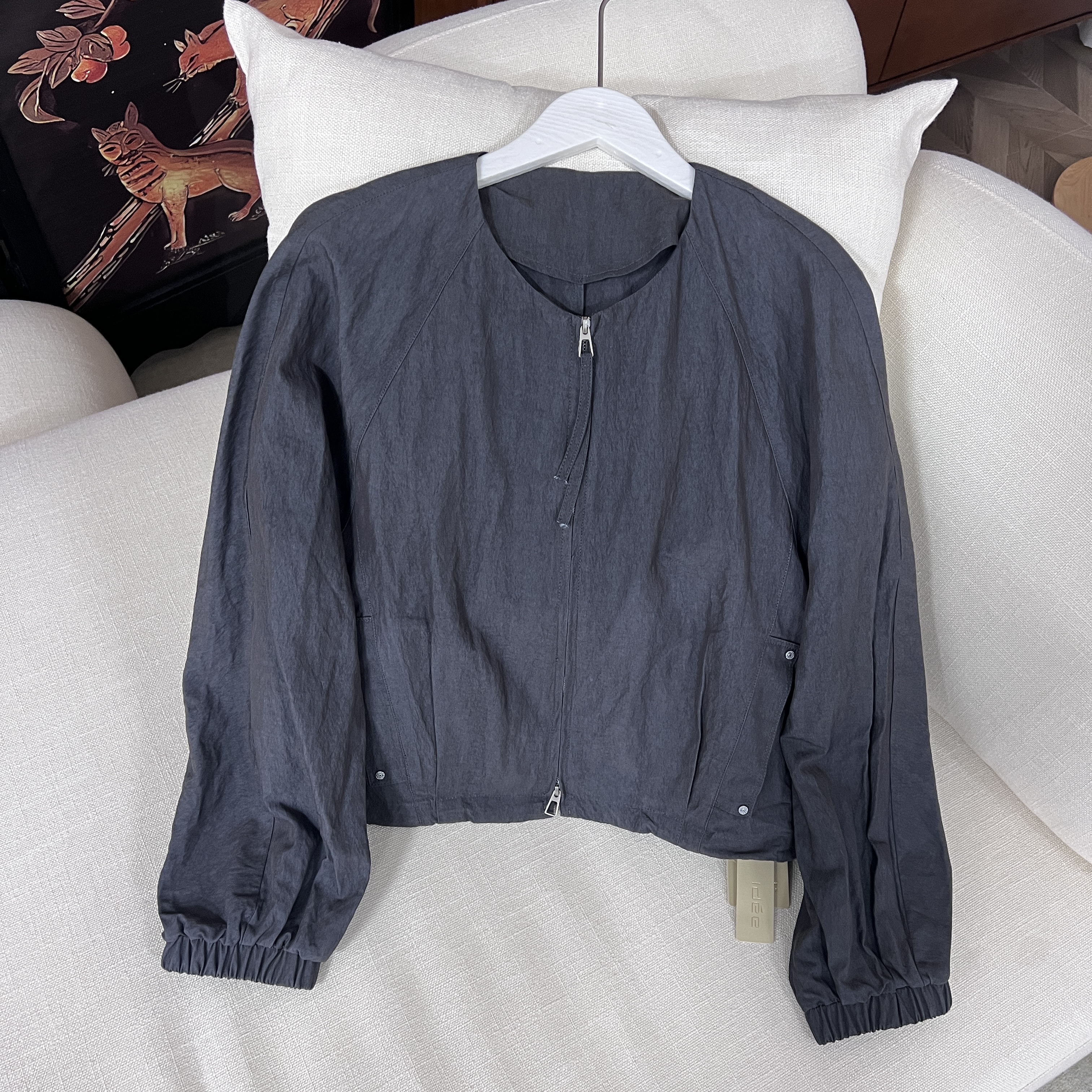 简约圆领双向拉链短款外套  J382