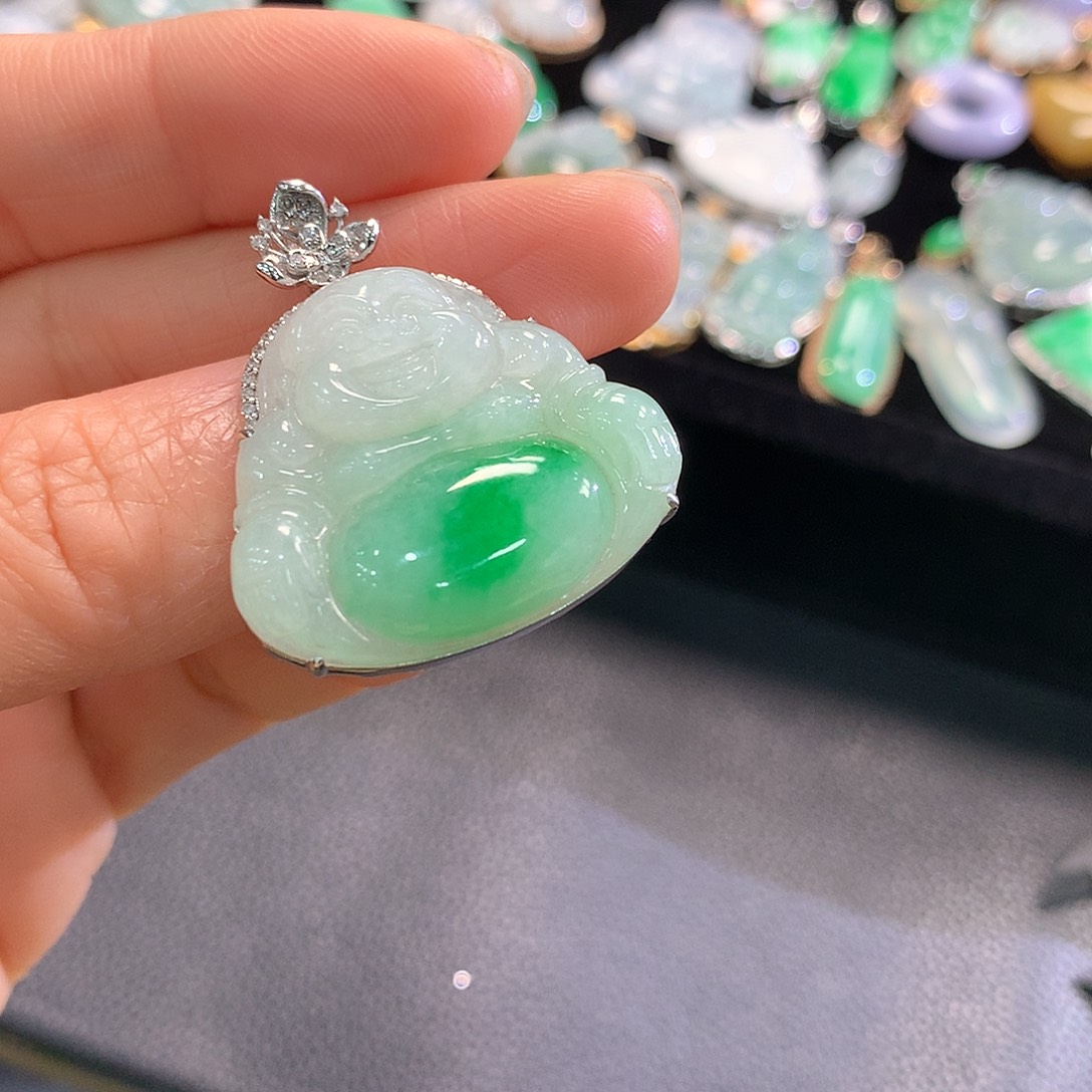 翡翠颈饰18K金镶嵌大绿佛