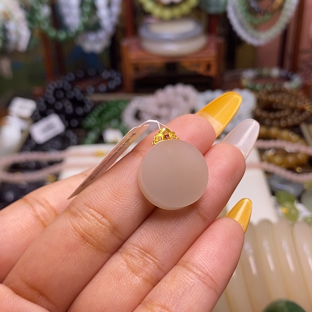 和田玉未镶嵌颈饰浓藕粉老料金镶圆牌