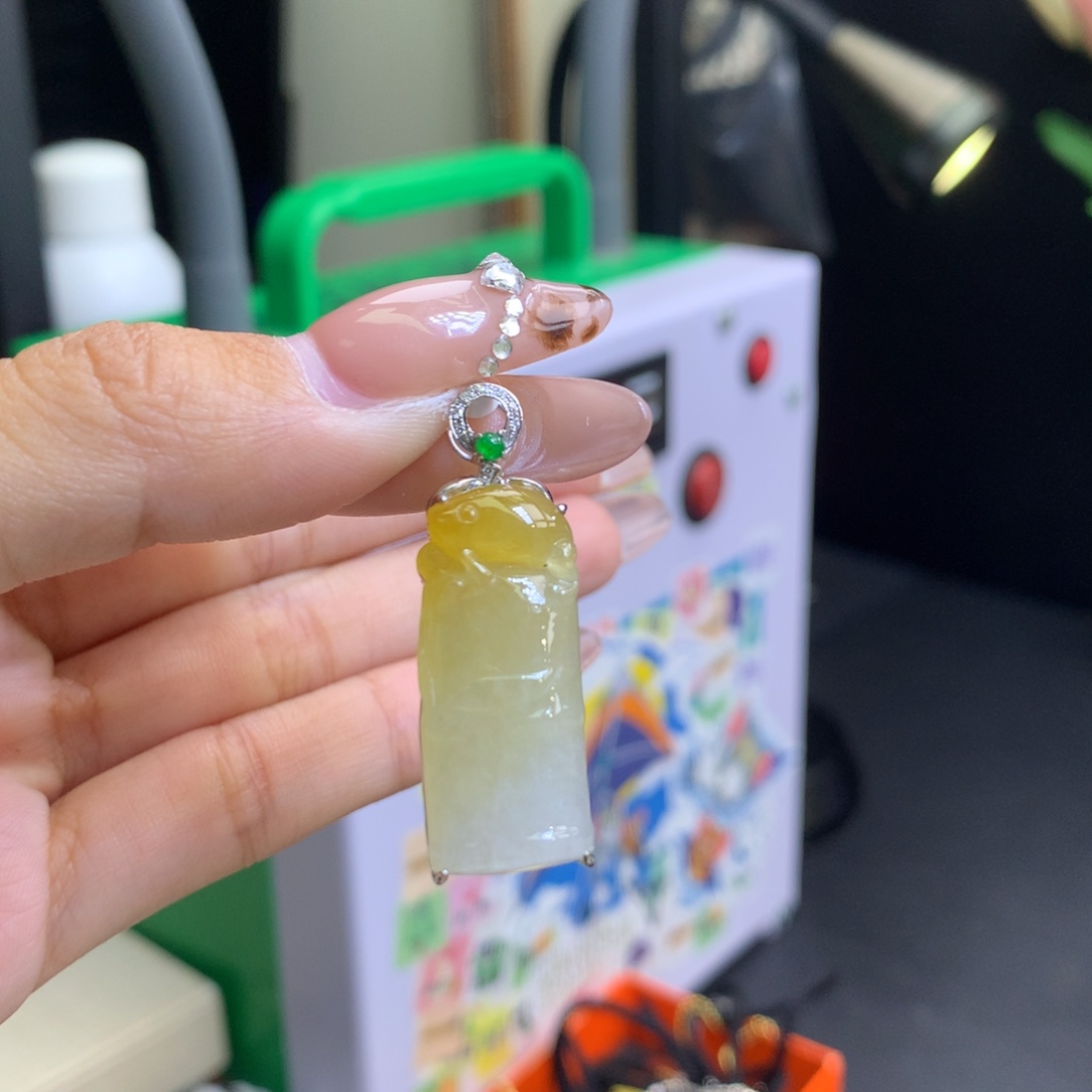 翡翠18K金镶嵌颈饰