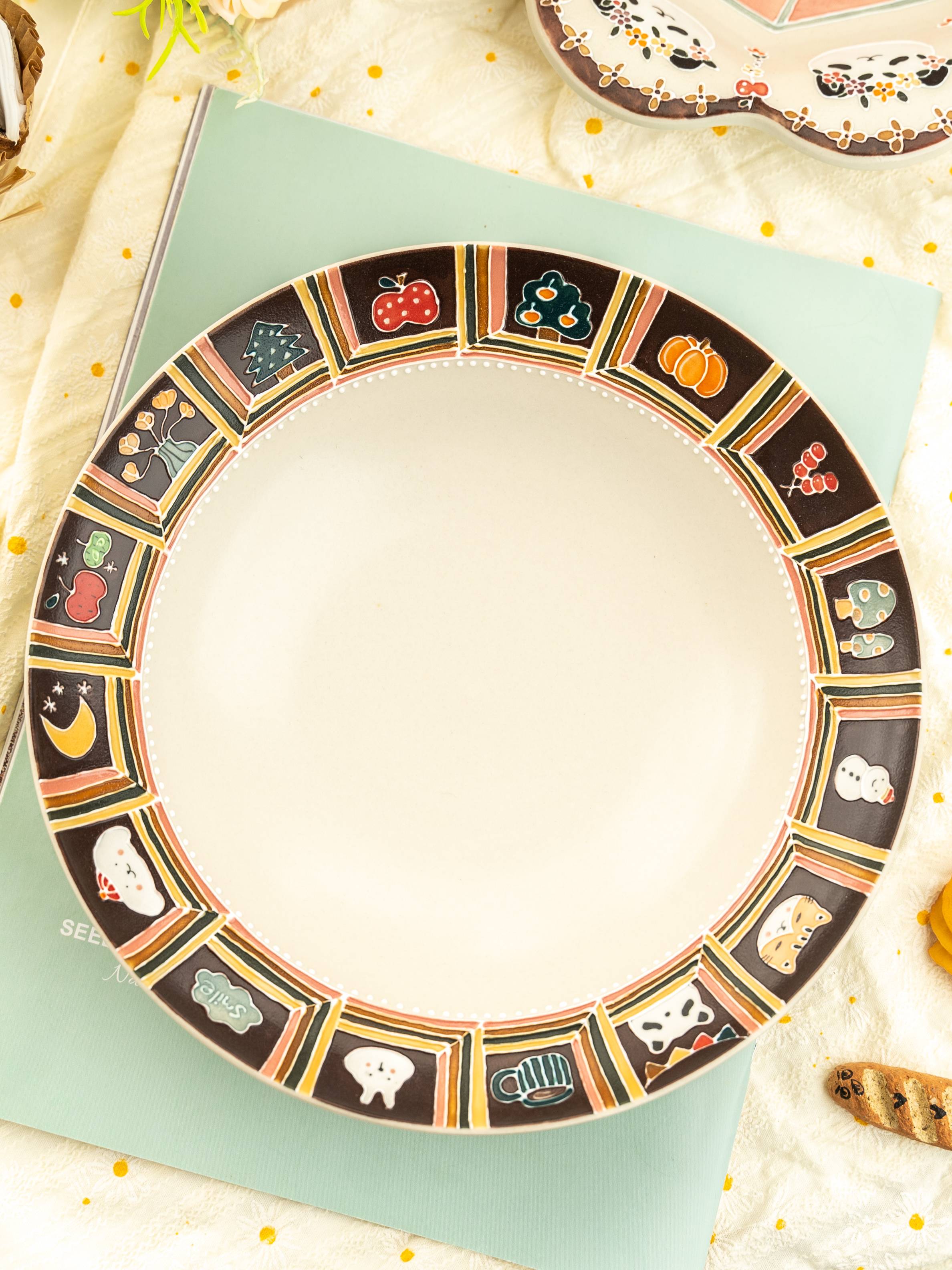 上禾下皿 | 棕色小画框插画圆盘