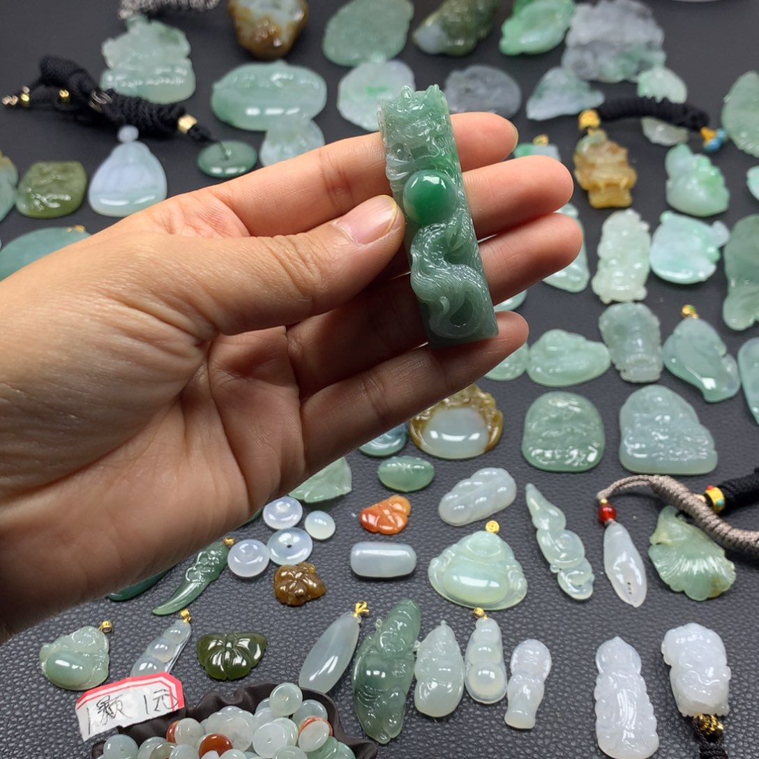 翡翠颈饰未镶嵌手牌