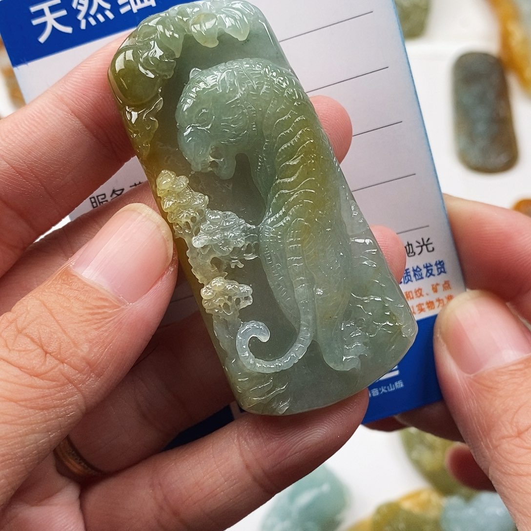 翡翠未镶嵌颈饰虎