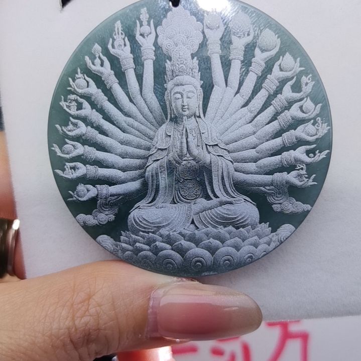 翡翠颈饰未镶嵌天然的A货翡翠