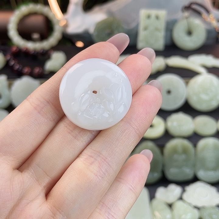 孟***飘和田玉未镶嵌颈饰