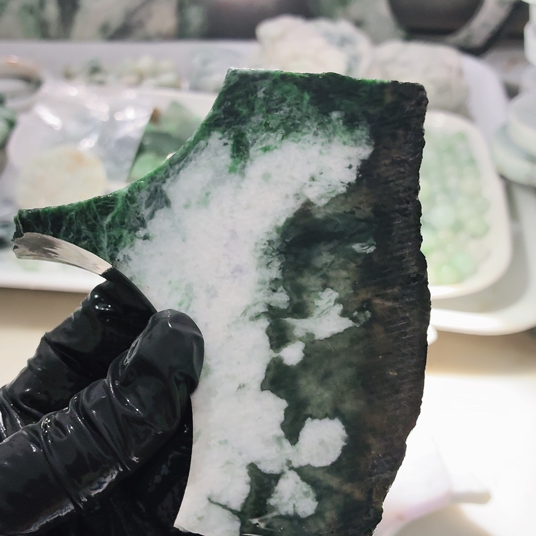 翡翠未镶嵌颈饰边角料