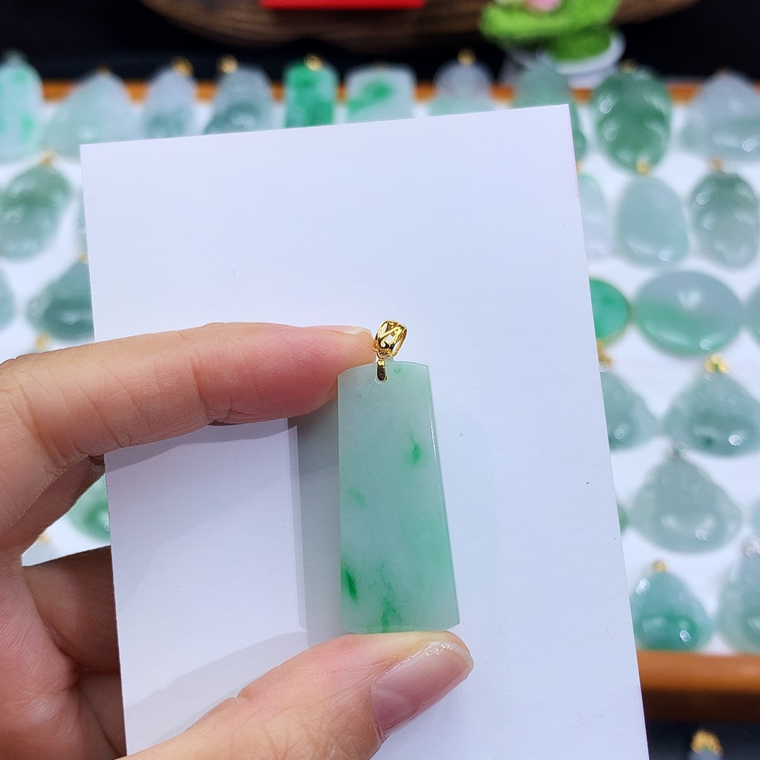 翡翠18K金镶嵌颈饰翡翠吊坠
