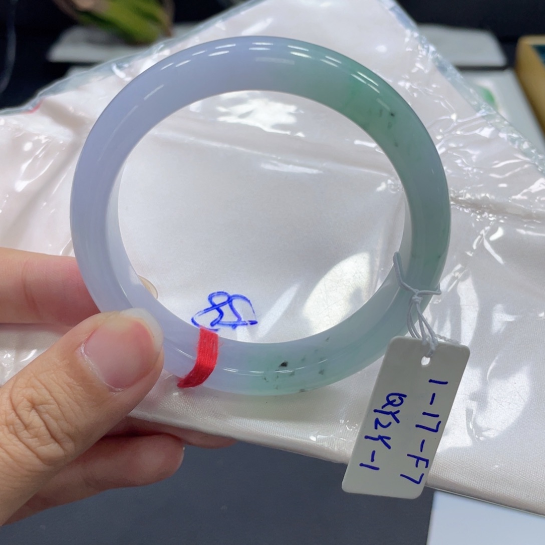 翡翠手镯未镶嵌翡翠