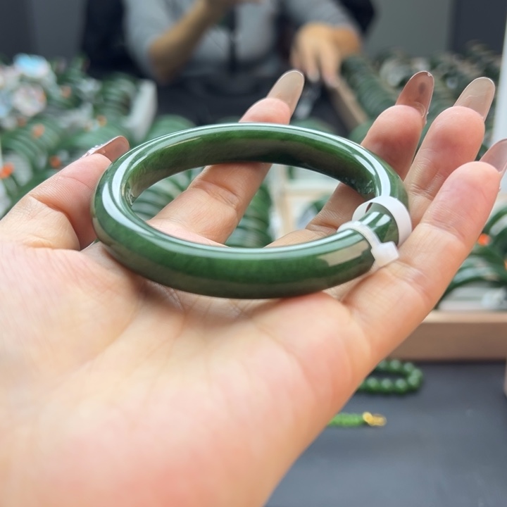 和田玉（碧玉）未镶嵌手镯