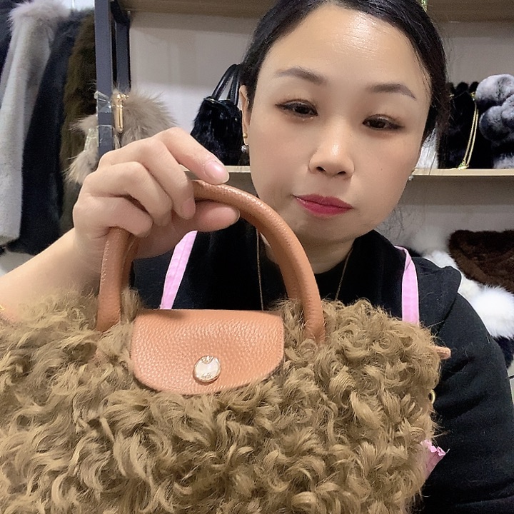 卡其色羊毛皮草包包