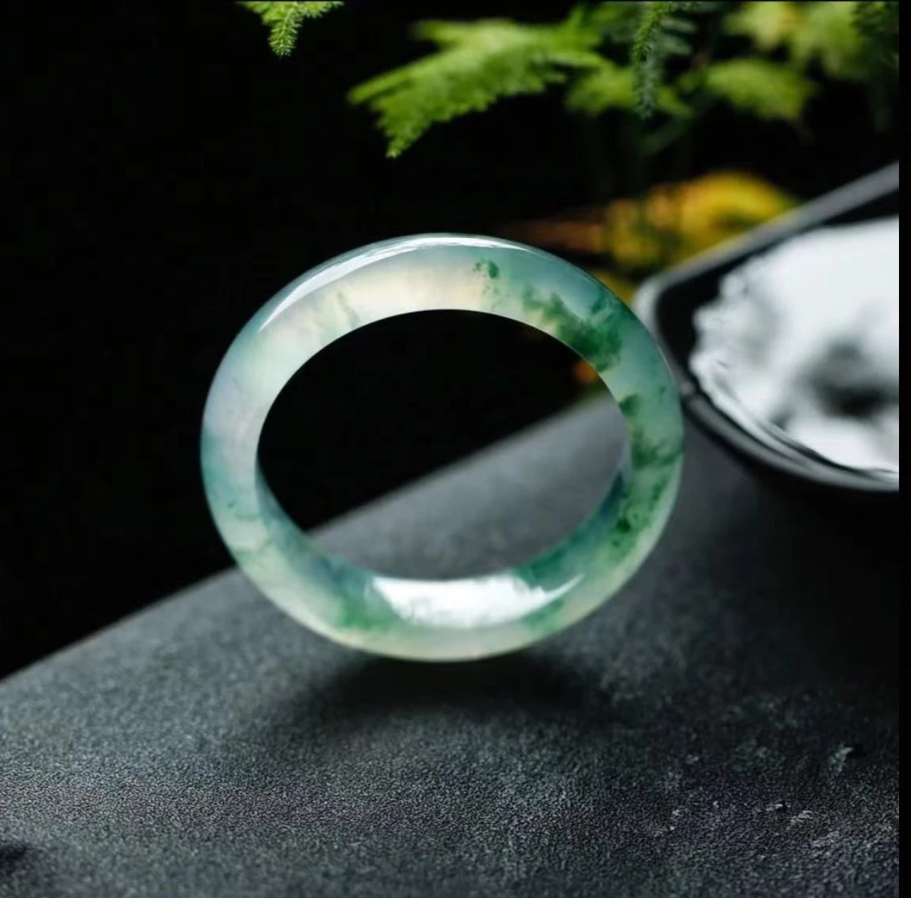 时尚精美冰透手镯