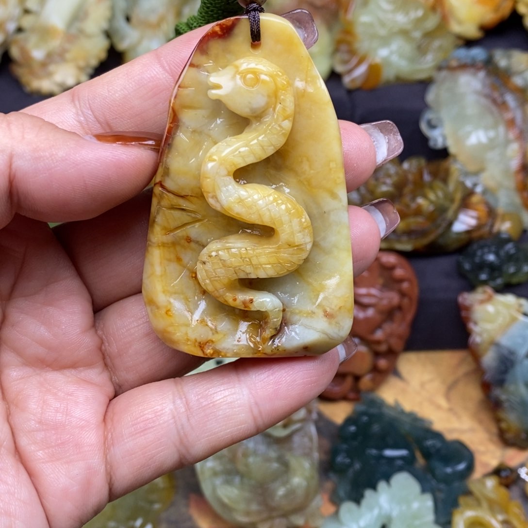 蛇纹石玉颈饰未镶嵌